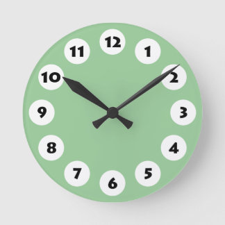12 Spots - Schwarz mit Weiß auf Green 99CC99 Runde Wanduhr