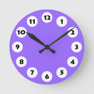 12 Spots - Schwarz mit Weiß auf Lila Runde Wanduhr