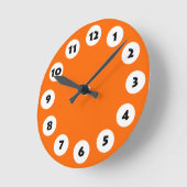 12 Spots - Schwarz mit Weiß auf Orange Runde Wanduhr (Winkel)