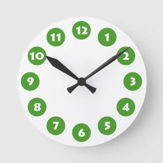 12 Spots - Weiß mit Avocado Green auf Weiß Runde Wanduhr