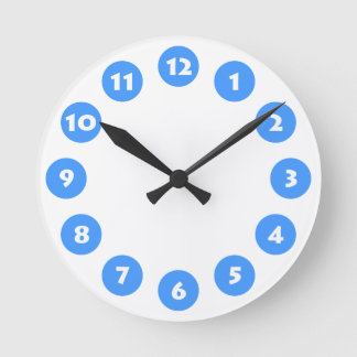12 Spots - Weiß mit Baby Blue auf Weiß Runde Wanduhr