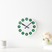 12 Spots - Weiß mit Forest Green auf Weiß Runde Wanduhr (Zuhause)