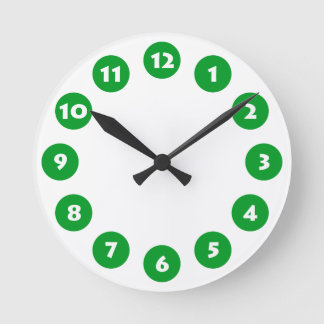 12 Spots - Weiß mit grün auf Weiß Runde Wanduhr