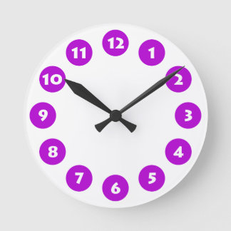 12 Spots - Weiß mit Lila auf Weiß Runde Wanduhr