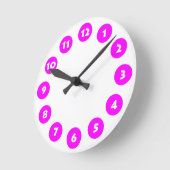12 Spots - Weiß mit Magenta auf Weiß Runde Wanduhr (Winkel)