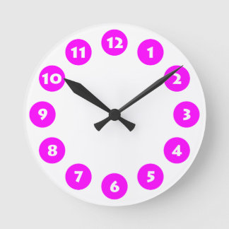 12 Spots - Weiß mit Magenta auf Weiß Runde Wanduhr