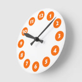 12 Spots - Weiß mit Orange auf Weiß Runde Wanduhr (Winkel)