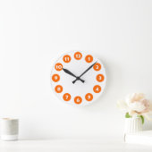 12 Spots - Weiß mit Orange auf Weiß Runde Wanduhr (Zuhause)