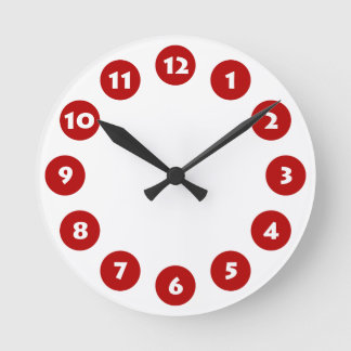 12 Spots - Weiß mit Ruby auf Weiß Runde Wanduhr
