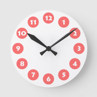 12 Spots - Weiß mit Tropenrosa auf Weiß Runde Wanduhr