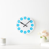 12 Spots - White mit Sky Blue auf White Runde Wanduhr (Zuhause)