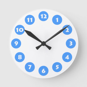 12 Spots - White with Baby Blue on White Runde Wanduhr