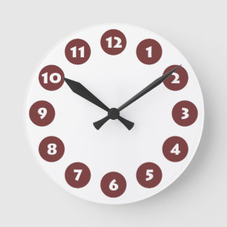 12 Spots - White with Brown on White Runde Wanduhr