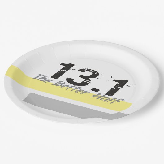 13.1 Die bessere Hälfte - Halbmarathonläufer Pappteller (Schrägansicht)