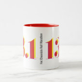 13.1 Halbmarathon mit fett gelbem roten Text Zweifarbige Tasse (Mittel)