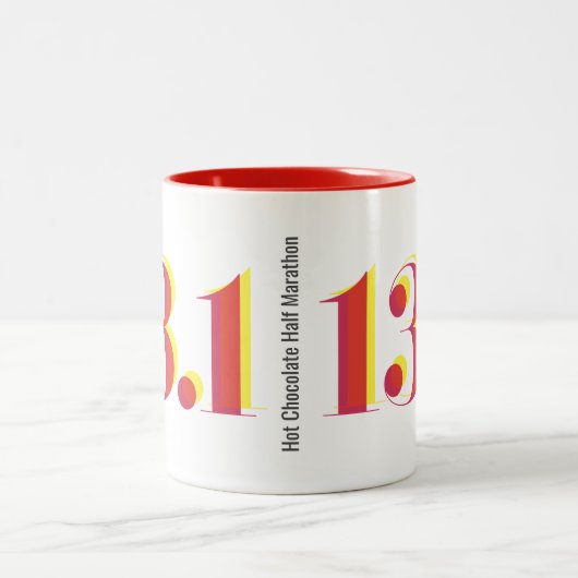 13.1 Halbmarathon mit fett gelbem roten Text Zweifarbige Tasse (Mittel)