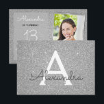 13. Geburtstag Sparkle Luxus Silberes Foto Einladung<br><div class="desc">Die Geburtstagsparty des 13. Geburtstags des Girl's Elegant Imitate Sparkle und Glitzer Luxus Silver Monogram Geburtstagseinladungen sind perfekt für eine dreizehnte (13.) Geburtstagsparty. Diese Foto- oder Bildeinladungen sind perfekt für eine glamouröse Geburtstagsparty. Sie können die Einladungskarte aktualisieren,  um Ihre eigenen Foto-,  Namen- und Geburtstagsdaten einzufügen.</div>