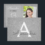 13. Geburtstag Sparkle Luxus Silberes Foto Einladung<br><div class="desc">Die Geburtstagsparty des 13. Geburtstags des Girl's Elegant Imitate Sparkle und Glitzer Luxus Silver Monogram Geburtstagseinladungen sind perfekt für eine dreizehnte (13.) Geburtstagsparty. Diese Foto- oder Bildeinladungen sind perfekt für eine glamouröse Geburtstagsparty. Sie können die Einladungskarte aktualisieren,  um Ihre eigenen Foto-,  Namen- und Geburtstagsdaten einzufügen.</div>