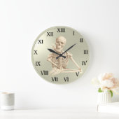 13 Stunden Uhr Freundliches Skelett (Zuhause)