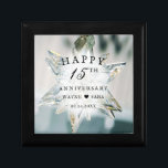 15. Black   White Crystal Wedding Jubiläum Erinnerungskiste<br><div class="desc">Weiße Spitze auf schwarzem Hintergrund kündigt die Feier eines glücklichen 15 Jahre zusammen an. Ein Kristallgeschenk ist traditionell für diesen Hochzeitstag Meilenstein. Ob irischer Kristall oder ein anderer,  dieses traditionelle Geschenk ist schön und dauerhaft. Die Farben Schwarz und Weiß sind romantisch,  elegant und raffiniert.</div>