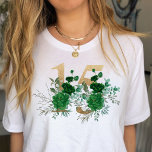 15. Geburtstag Gold Floral Number 15 Grüne Rose T-Shirt<br><div class="desc">Blumennummer 15 T - Shirt - perfekt für Quinceanera oder 15. Geburtstagsgeschenk. Das Design hat eine Goldnummer 15 mit Blumenarrangements von smaragdgrünen Rose und eukalyptus-Blätter dekoriert. Die Koordination der 15. Geburtstagskarte, Quinceanera-Einladungen, Schreibwaren und Party-Dekor ist in meiner Royal Rose Emerald Green Quinceanera Collection verfügbar, aber bitte melden Sie mich, wenn...</div>