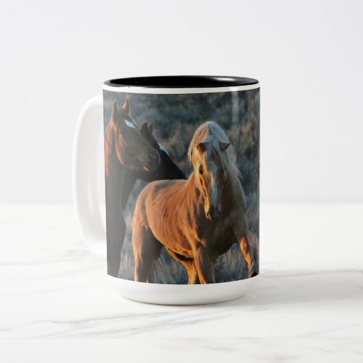 15oz der Rein-wilden Mustang-Energie in einer Zweifarbige Tasse (Vorderseite Links)