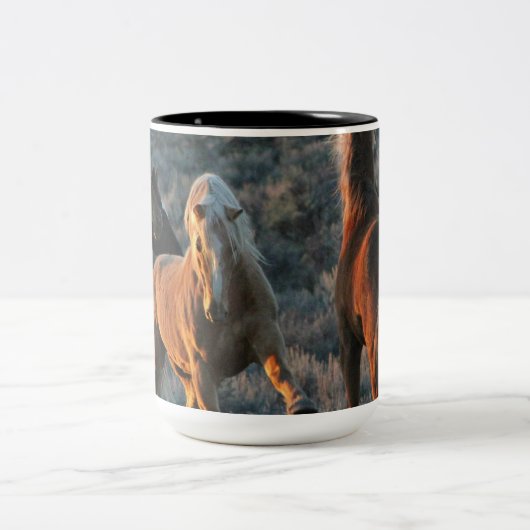15oz der Rein-wilden Mustang-Energie in einer Zweifarbige Tasse (Mittel)