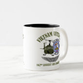 162nd AHC mit Flügeln und Hubschrauber UH-1 Zweifarbige Tasse (VorderseiteRechts)