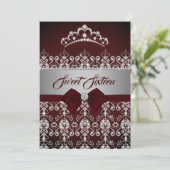16 . Geburtstag Burgundy Sparkle Diamond Tiara Bow Einladung (Stehend Vorderseite)