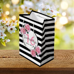 16. Geburtstag chic rosa Rosen Schwarz-weiße Strei Mittlere Geschenktüte<br><div class="desc">Klassische schmale schwarz-weiße Streifen als Hintergrund.  Mit mädchenhaften,  femininen und romantischen rosa Rosen als Dekoration.  Ideal für eine elegante 16. Geburtstagsfeier für sie. Ein Schwarzweißrahmen mit Vorlagen für Name,  Alter und Datum. Alter Nummer 16 in Rosa,  Name und Datum in schwarz. Der Name wird mit einem handgeschriebenen Stilskript geschrieben.</div>