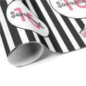 16. Geburtstag rosa Glitzer Schwarz-weiße Streifen Geschenkpapier (Rolleneckpunkt)