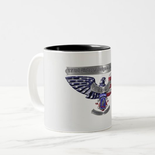 173. Im Flugzeug "Stolz, bedient zu haben" Zweifarbige Tasse (Vorderseite Links)