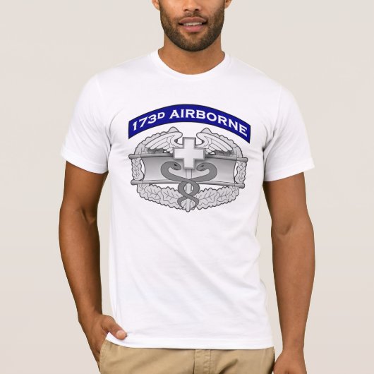 173d im Flugzeug und CMB T-Shirt (Vorderseite)