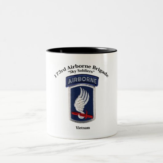173rd Im Flugzeug "Himmel-Soldat-" - Schale Zweifarbige Tasse (Mittel)