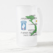 173rd Im Flugzeug mattierte Tasse (VorderseiteRechts)