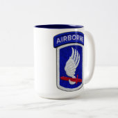 173rd Im Flugzeug Veteranentierärzte ABN BDE Zweifarbige Tasse (VorderseiteRechts)