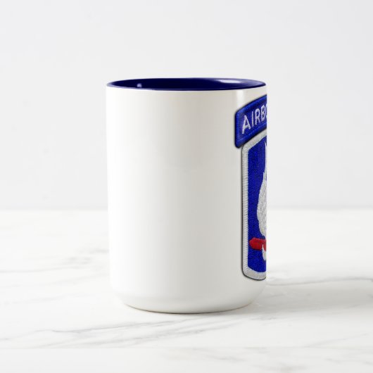 173rd Im Flugzeug Veteranentierärzte ABN BDE Zweifarbige Tasse (Mittel)