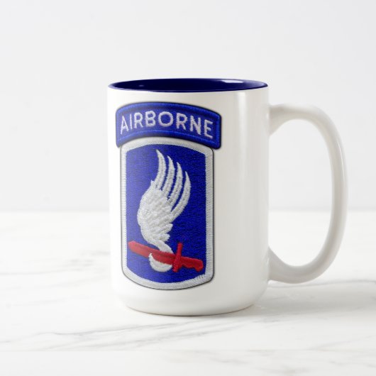 173rd Im Flugzeug Veteranentierärzte ABN BDE Zweifarbige Tasse (Rechts)