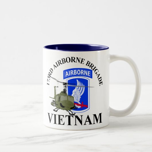 173RD Im Flugzeug Vietnam Zweifarbige Tasse (Rechts)