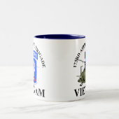 173RD Im Flugzeug Vietnam Zweifarbige Tasse (Mittel)