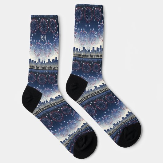 1776–2026 Feuerwerk-Skyline-Monogramm-Feier Socken (Rechts)