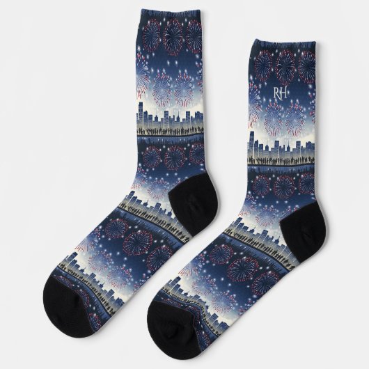 1776–2026 Fireworks Skyline Monogram Celebration Socken (Linkes Detail)