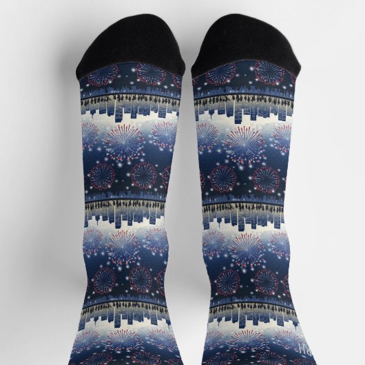 1776–2026 Fireworks Skyline Monogram Celebration Socken (Oben)