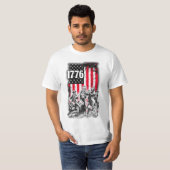1776 Fahne mit Bild des Geistes von 76 Musikerinne T-Shirt (Vorne ganz)