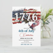 1776 Unabhängigkeitstag Amerikanische Flagge Bald  Einladung (Stehend Vorderseite)