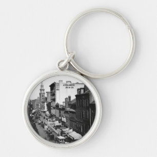 1859:  Verkehr und Geschäfte auf Washington-Stra Schlüsselanhänger