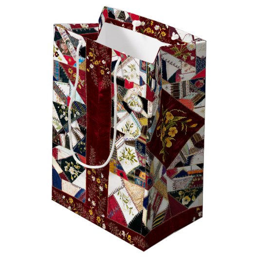 1870 Patchwork Quilt Floral Stickerei Geschenkbeut Mittlere Geschenktüte (Rückseite Schrägansicht)