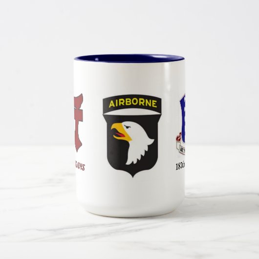 187TH INFANTERIE RAKKASANS 101. im Flugzeug Tasse (Mittel)