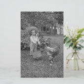 1880er Jahre Adorable Girl and Rooster Cart im Gar Briefpapier (Stehend Vorderseite)