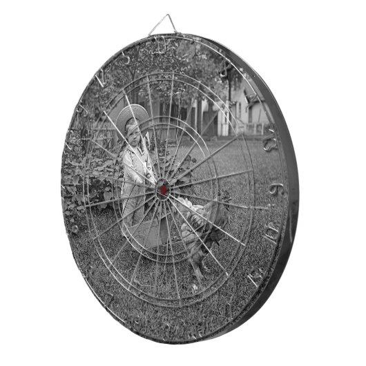 1880er Jahre Adorable Girl and Rooster Cart im Gar Dartscheibe (Vorderseite rechts)